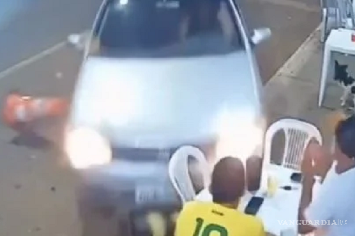 Una mujer atropelló a su novio porque se fue a tomar con sus amigos (video)