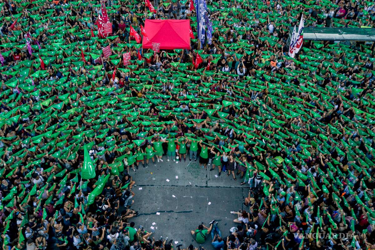 Dan las mujeres en ArgentIna ‘pañuelazos’ en pro del aborto