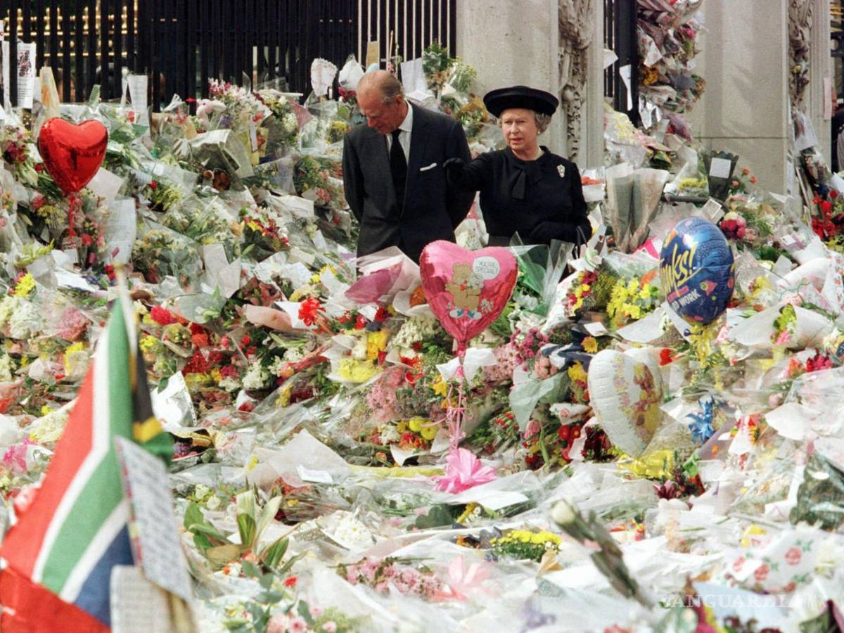 $!La reina Isabel II de Gran Bretaña y el príncipe Felipe miran ofrendas florales para la fallecida princesa Diana el 5 de septiembre de 1997. AP/Pool Photo