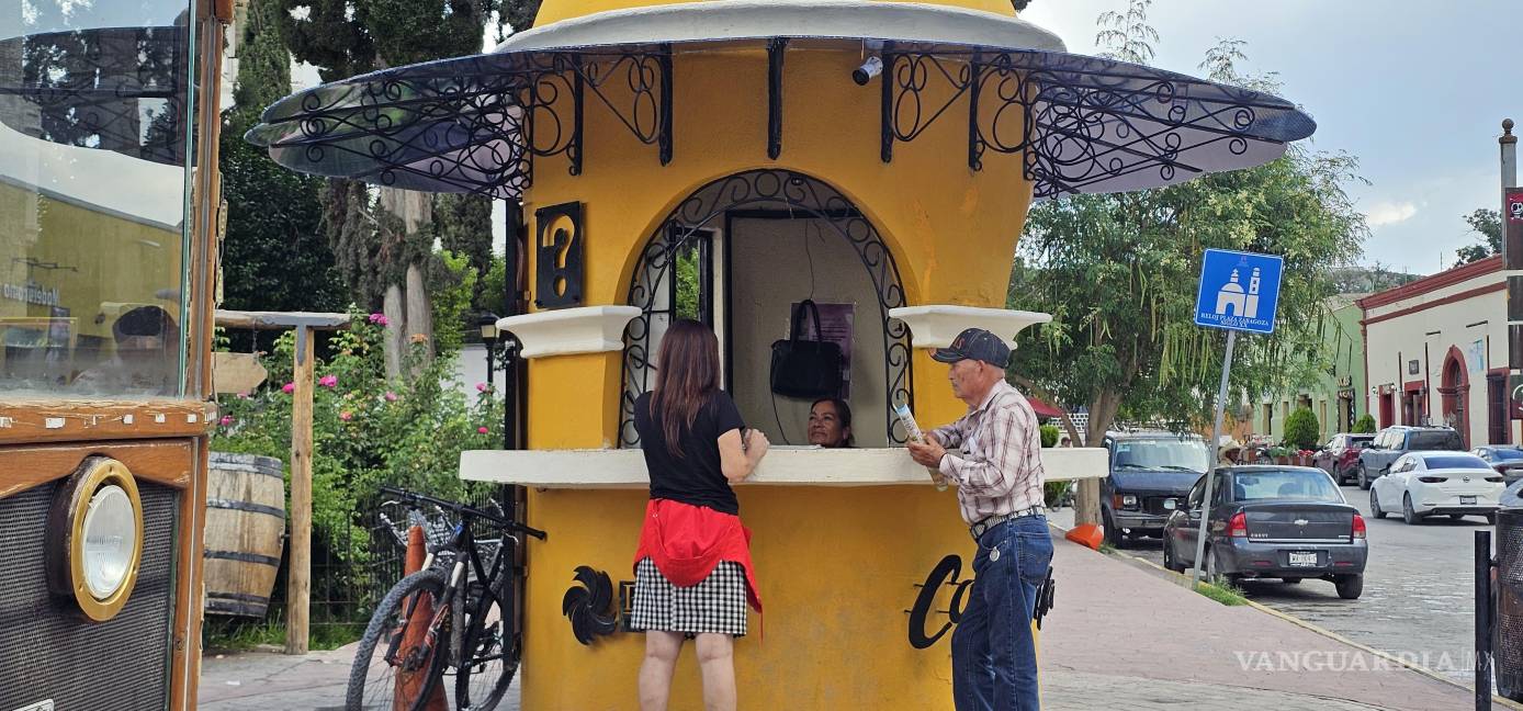 $!La encargada del módulo de boletos fue señalada por los turistas como responsable de expedir más boletos de los permitidos, lo que afectó la experiencia turística.