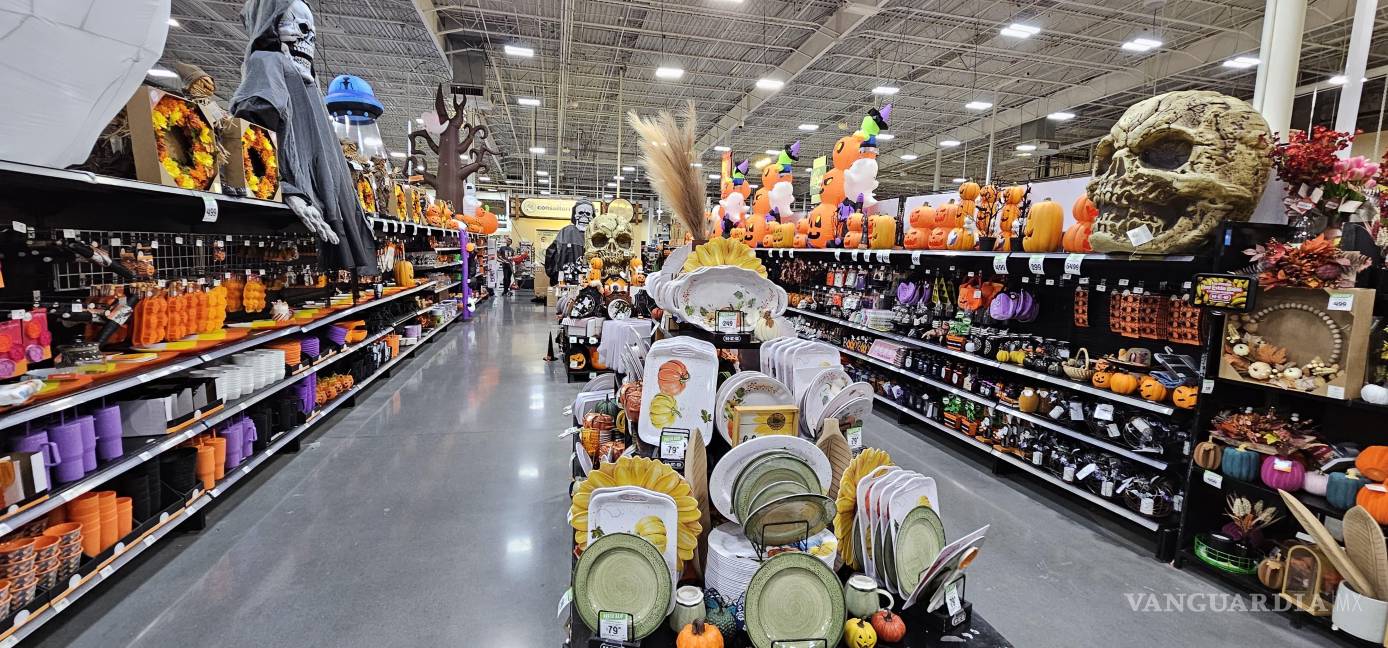 $!Grandes exhibiciones de artículos para Halloween y Día de Muertos reciben a los clientes en algunos centros comerciales, anticipando la próxima temporada festiva.