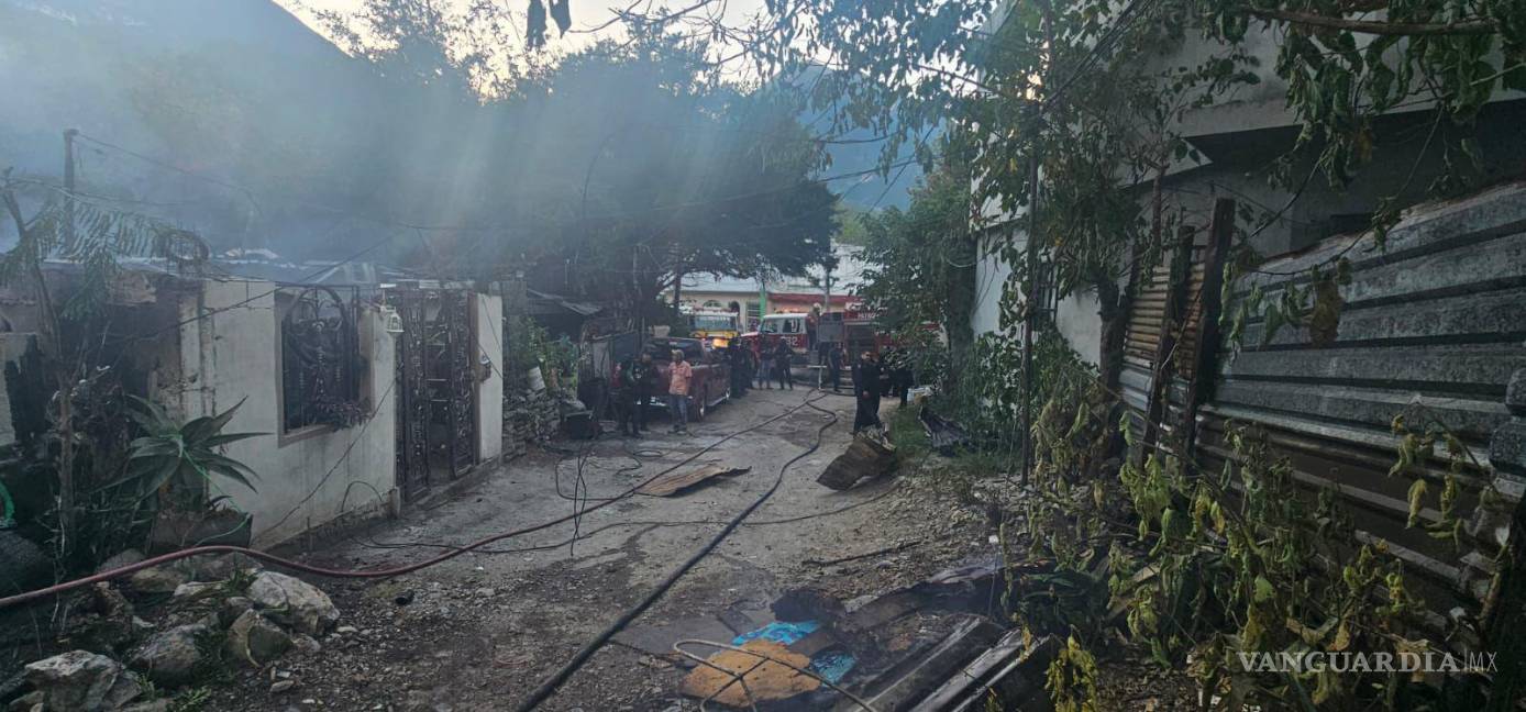 Quema de cobre ocasiona incendio en tres tejabanes, en Nuevo León