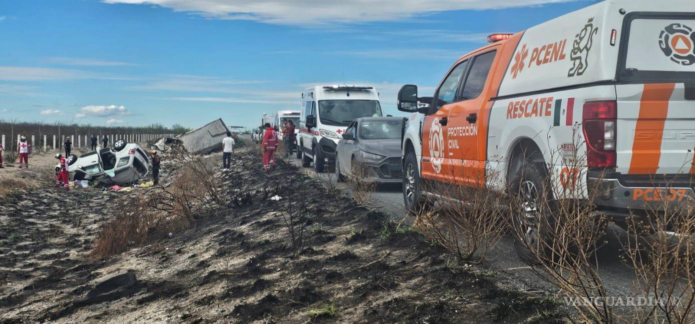 Fallece familia coahuilense en choque contra camión, en Mina, Nuevo León