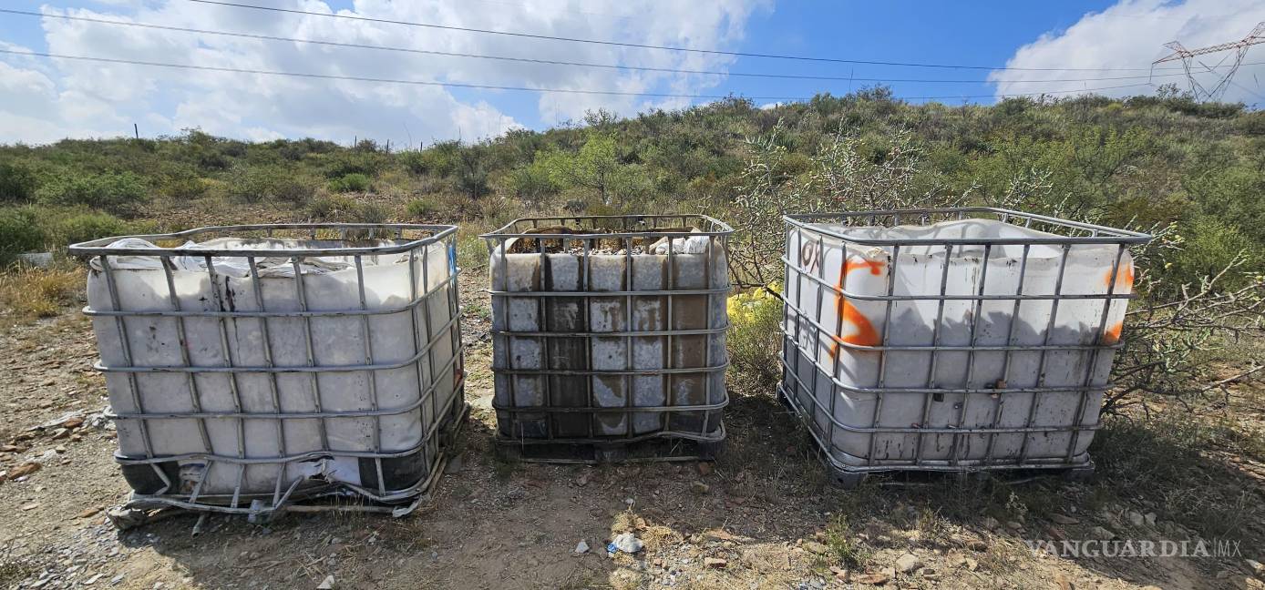 $!Elementos de Protección Civil y Ecología revisan los contenedores para su manejo seguro.