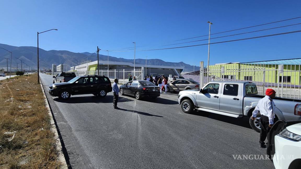 Alumnos de Medicina toman la Universidad de Durango, en Saltillo