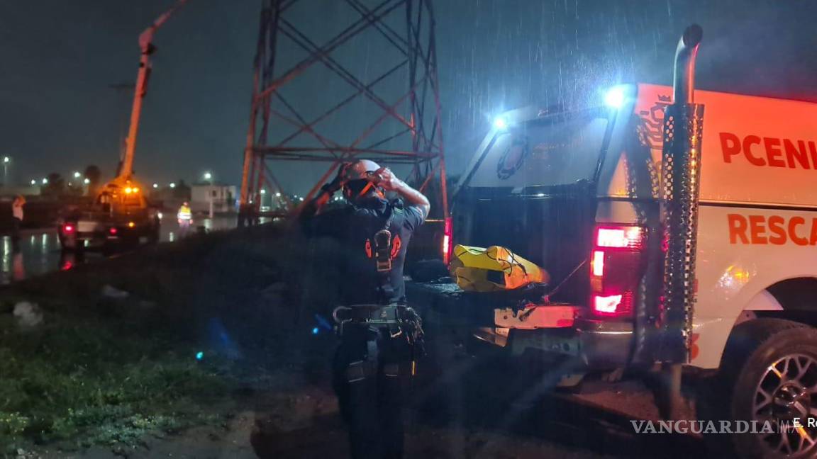 Salvan a joven que intentaba lanzarse de torre eléctrica en Nuevo León