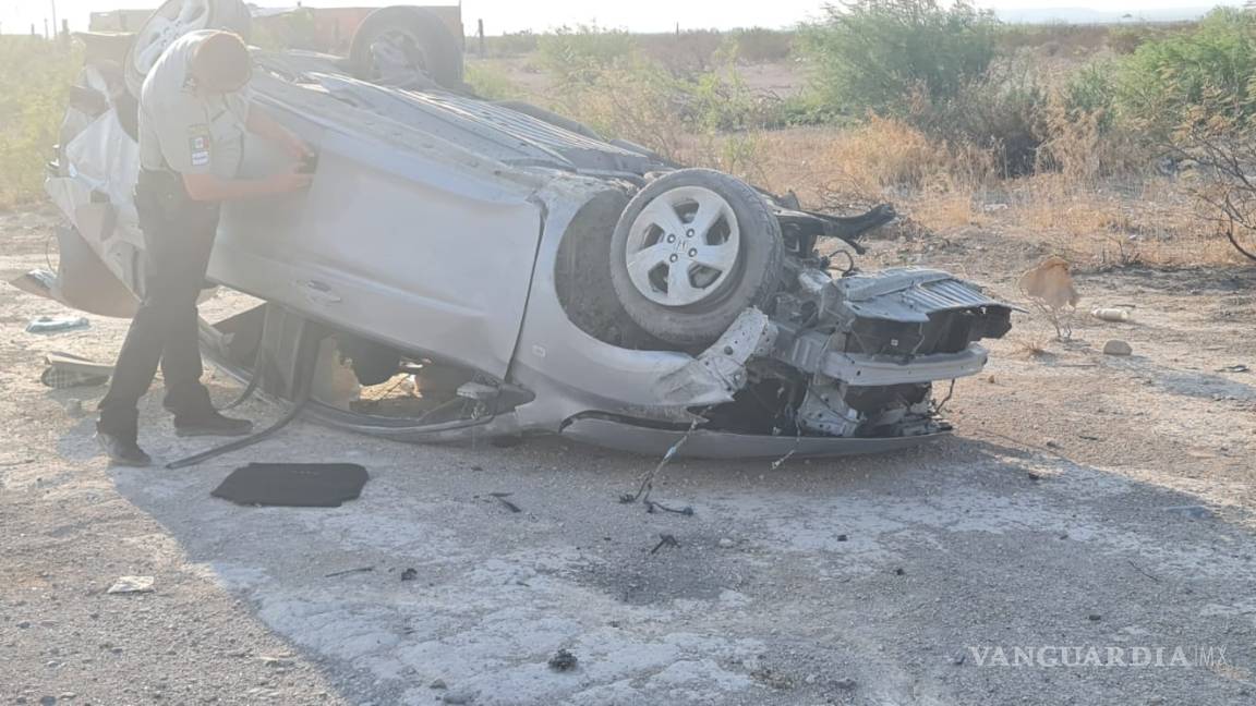 Muere presunto robacoches en volcadura tras persecución en carretera a Torreón