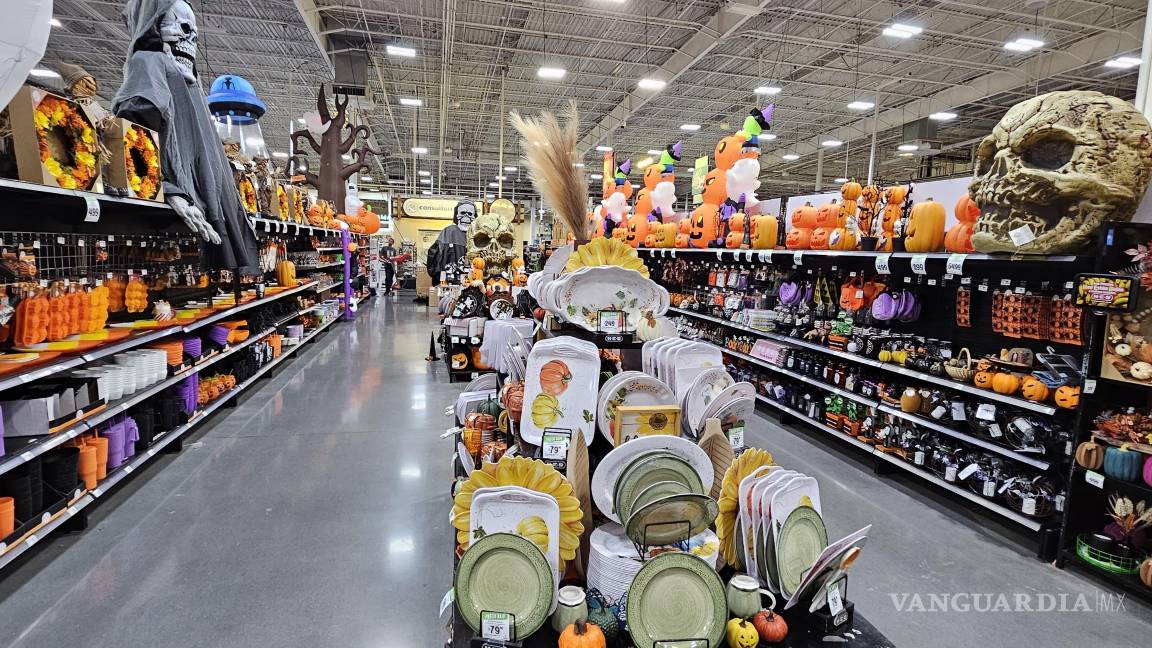 $!Grandes exhibiciones de artículos para Halloween y Día de Muertos reciben a los clientes en algunos centros comerciales, anticipando la próxima temporada festiva.