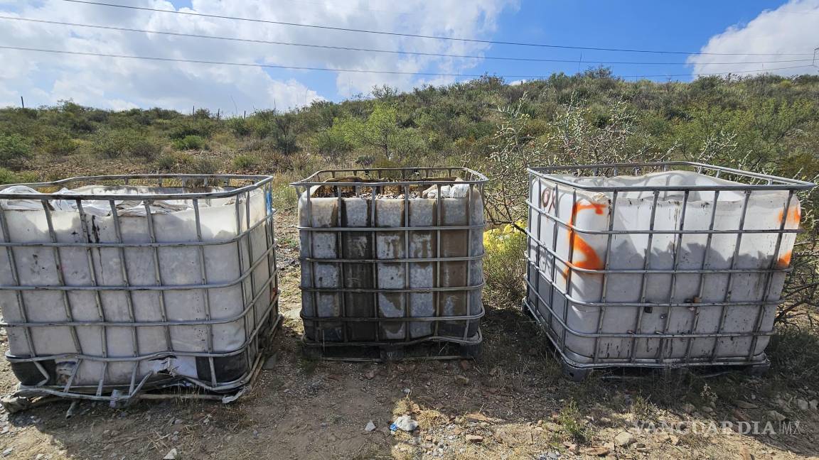 $!Elementos de Protección Civil y Ecología revisan los contenedores para su manejo seguro.