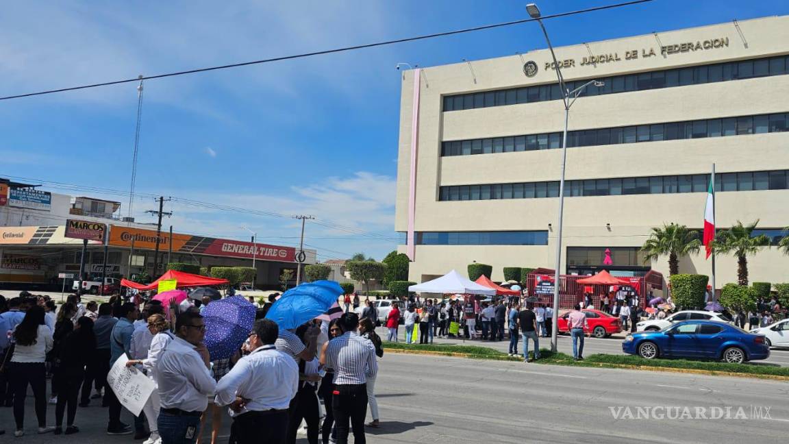 Trabajadores del Poder Judicial de Torreón nuevamente cierran bulevar Independencia en protesta