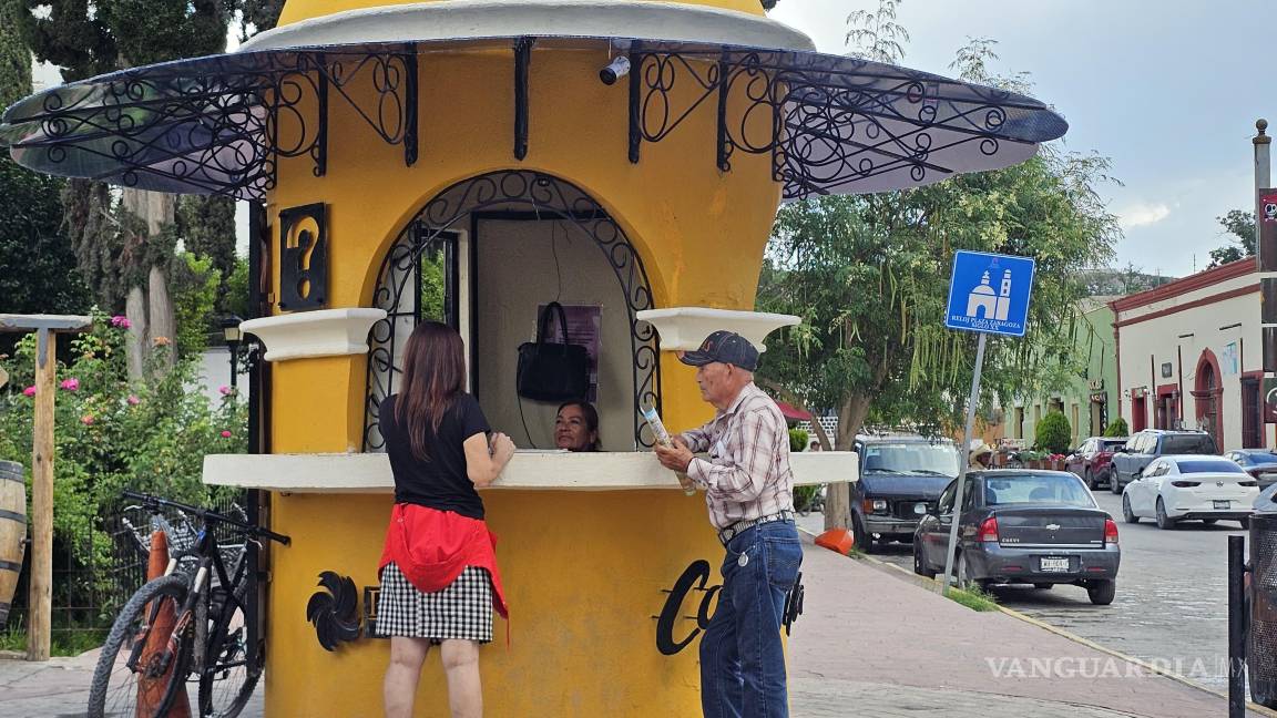 $!La encargada del módulo de boletos fue señalada por los turistas como responsable de expedir más boletos de los permitidos, lo que afectó la experiencia turística.