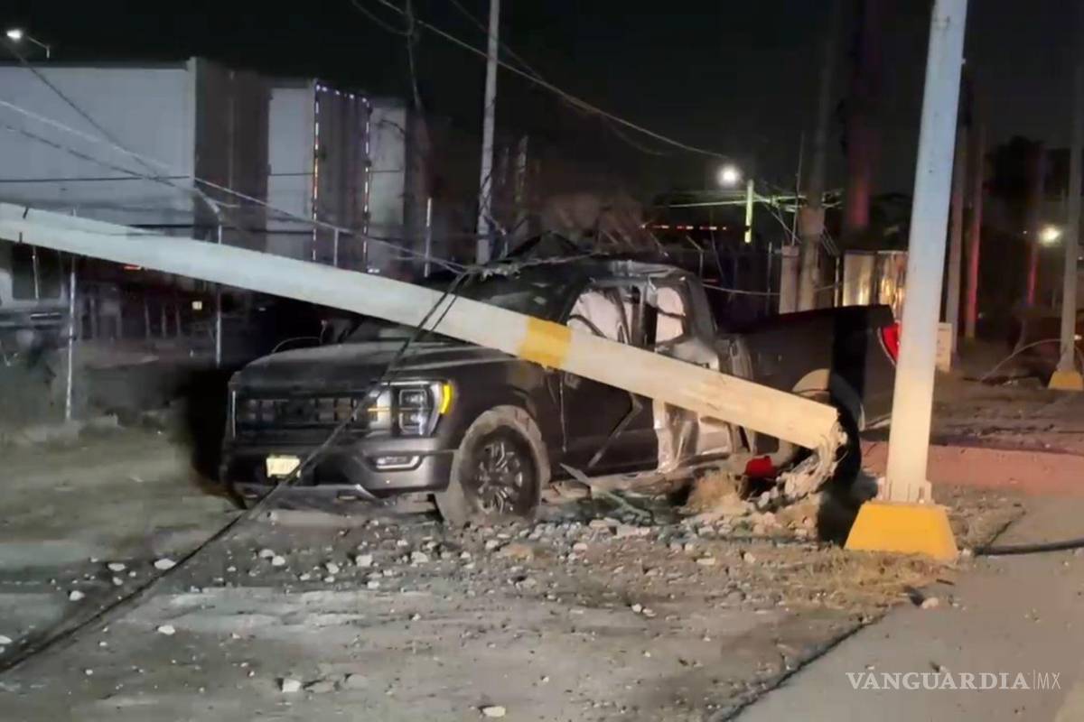 Pierde el control, derriba poste de luz y huye en Ramos Arizpe