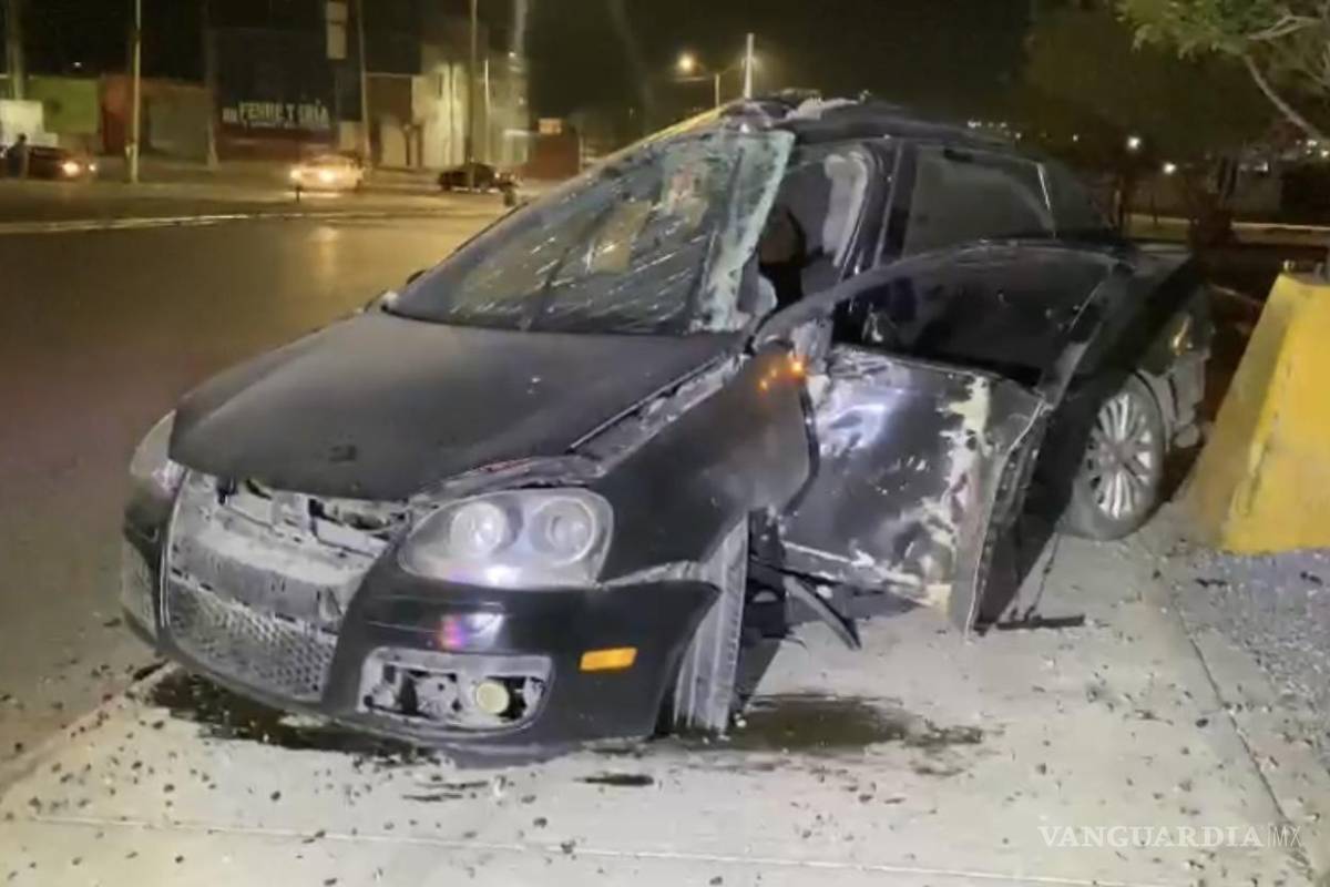 Choca contra luminaria en la Saltillo 2000 y huye