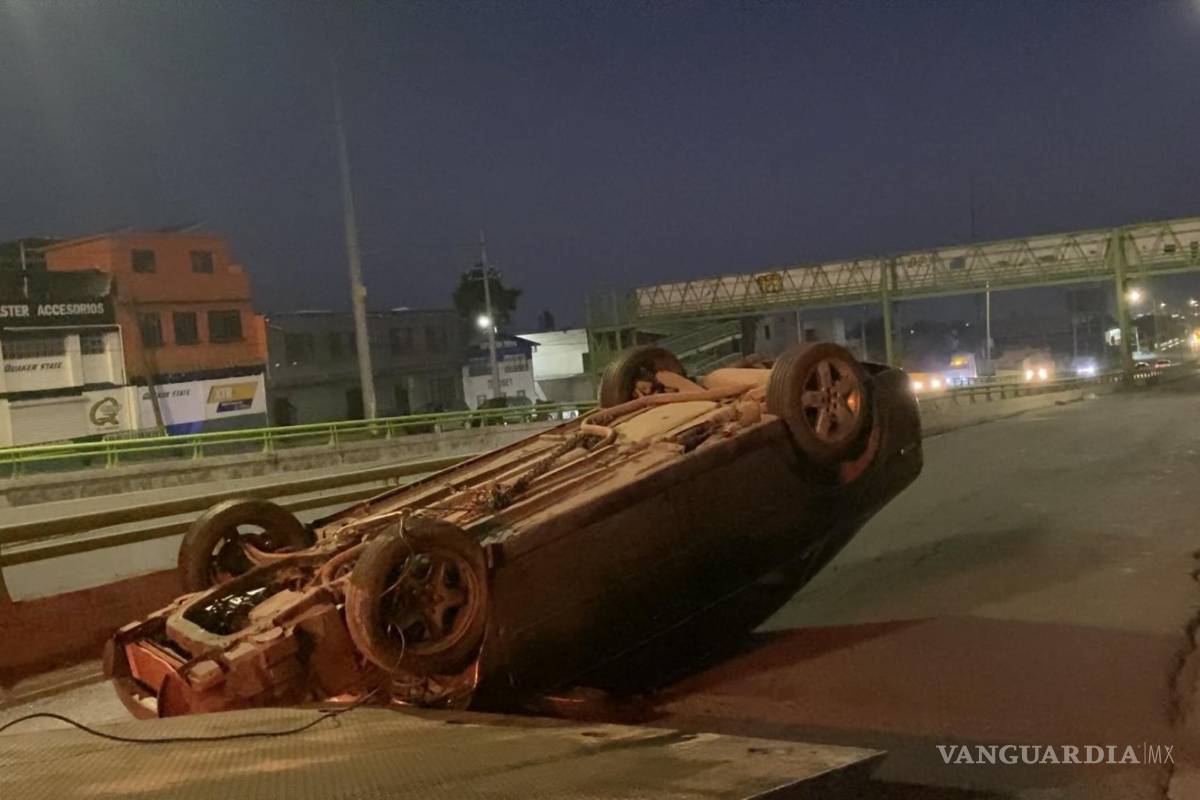 Choca y vuelca al sur de Saltillo; ambos conductores alegan semáforo en verde