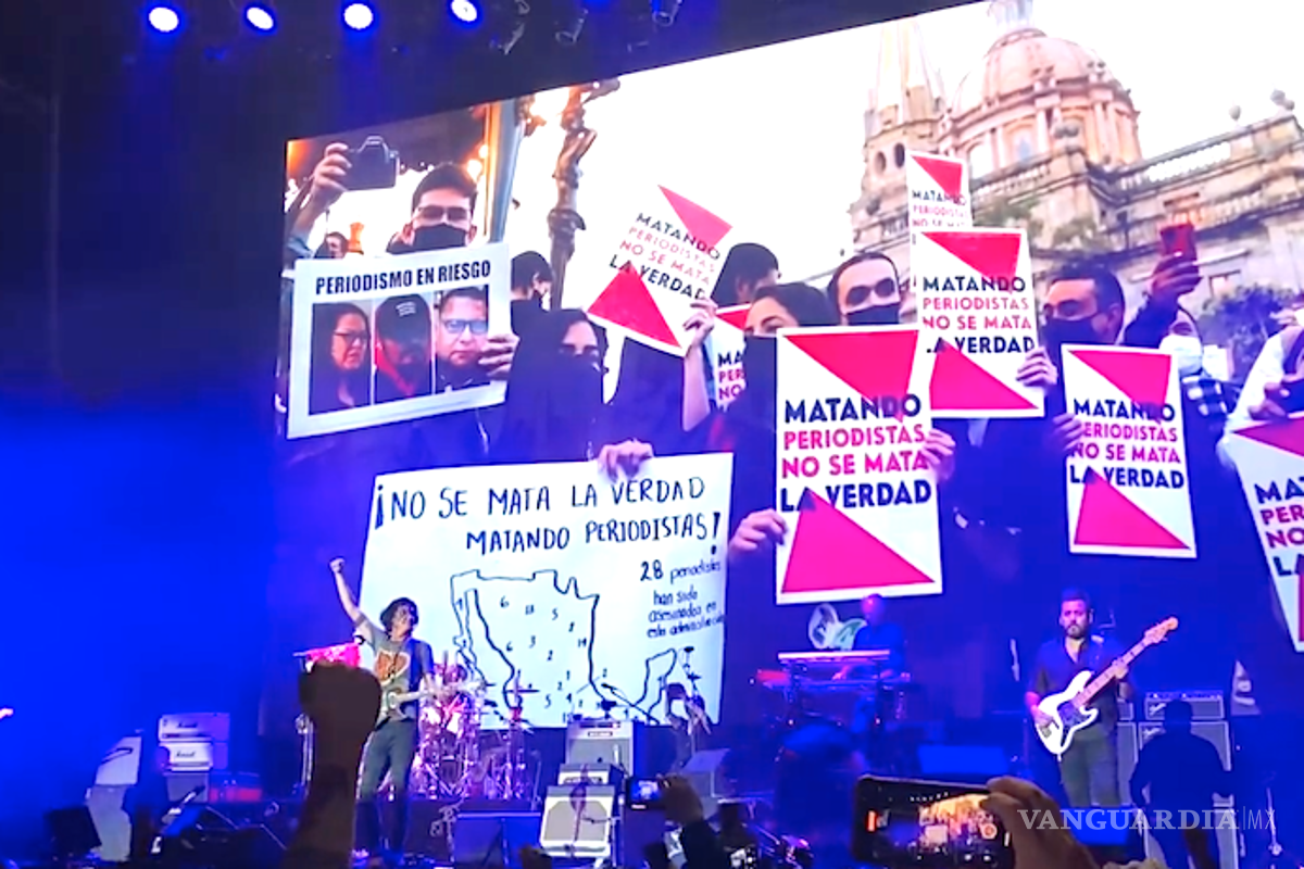 Protesta Caifanes, en el Palacio de los Deportes, por periodistas asesinados y feminicidios