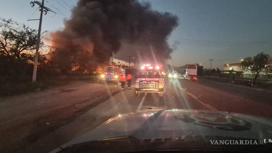 Fuego en corralón consume unos 60 vehículos en Nuevo León