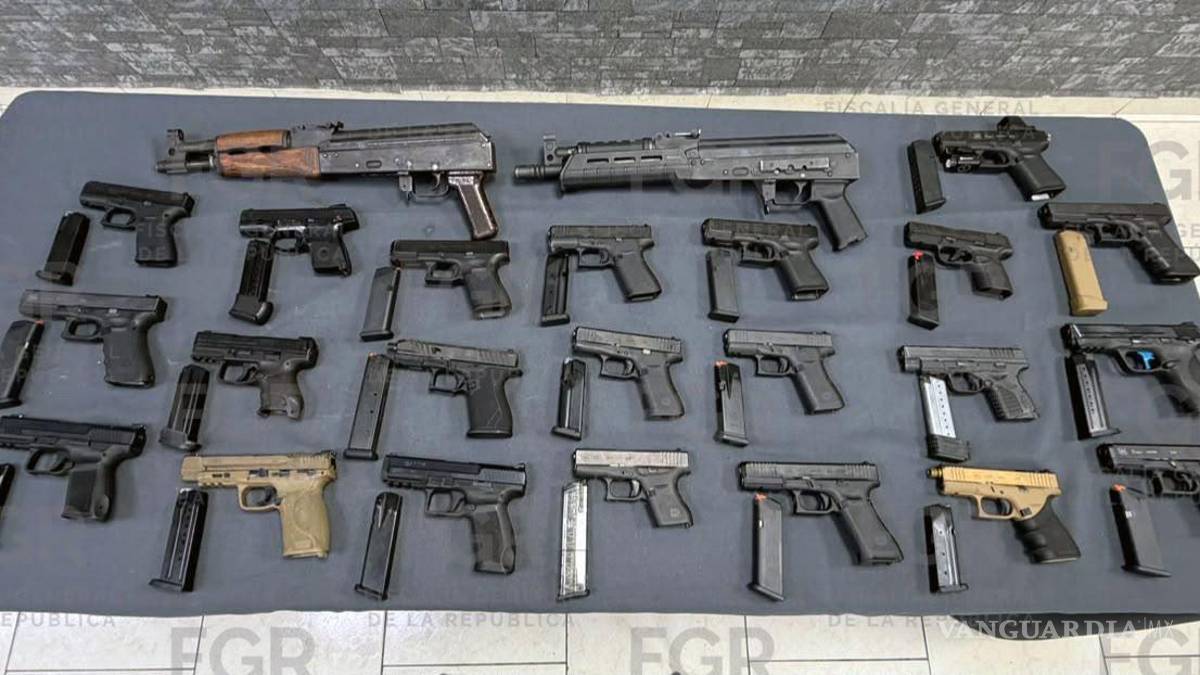 Viajaba con 24 armas de fuego escondidas en las polveras de su vehículo, en Nuevo León
