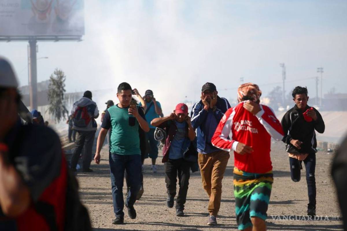 México pide a EU que indague el uso de armas no letales contra los migrantes