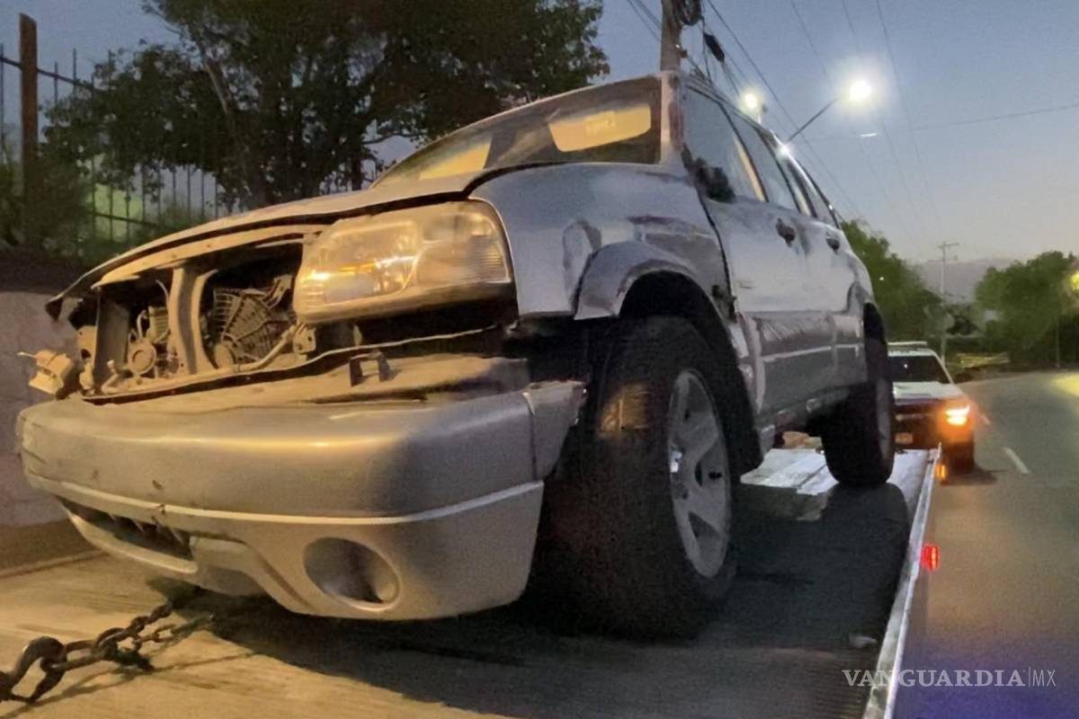 Choca y derriba barda del Tecnológico de Monterrey, en Saltillo