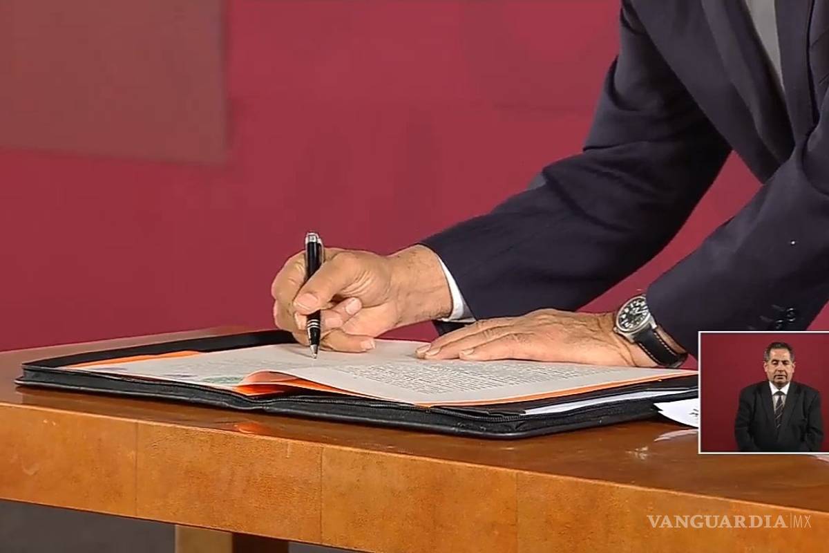 AMLO firma compromiso de no reelección ante notario público
