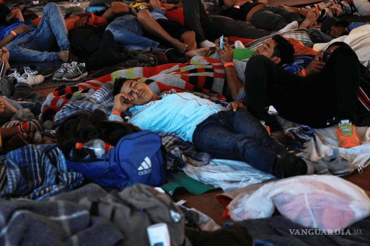 Migrantes aglomeran Tijuana y llenan albergues; duermen en la calle