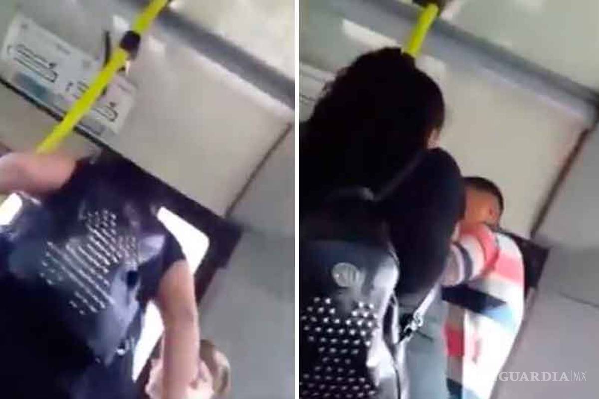Celosa mujer arma tremenda escena de celos a su novio en colectivo, lo golpeó y agredió