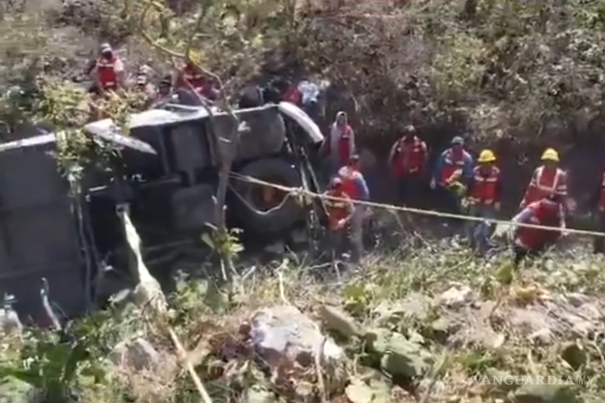 Resultan 11 muertos tras volcadura de autobús en Oaxaca; regresaban del mitin de Claudia Sheinbaum