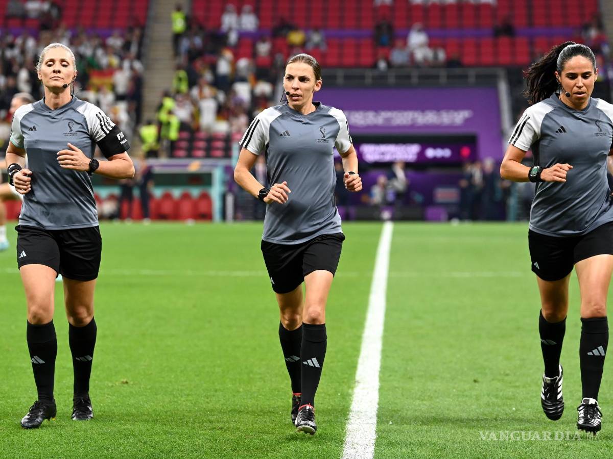 $!Stephanie Frappart (c), Karen Diaz Medina (d) y Neuza Ines Back (i) en sesión de calentamiento.