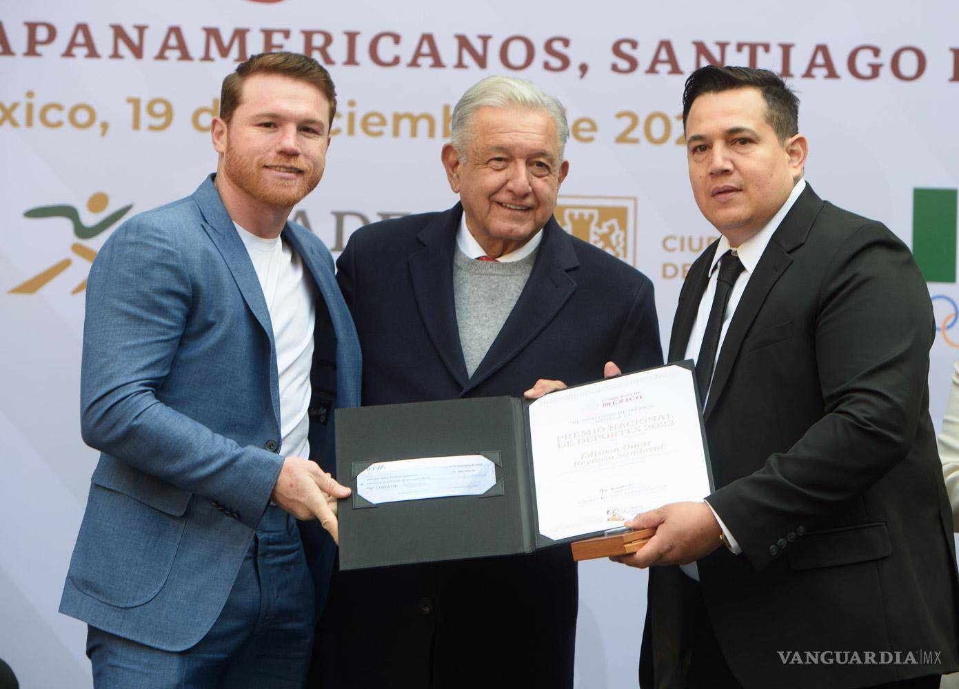 $!Eddy Reynoso se hizo del premio acompañado de su más grande pupilo, Saúl ‘Canelo’ Álvarez.