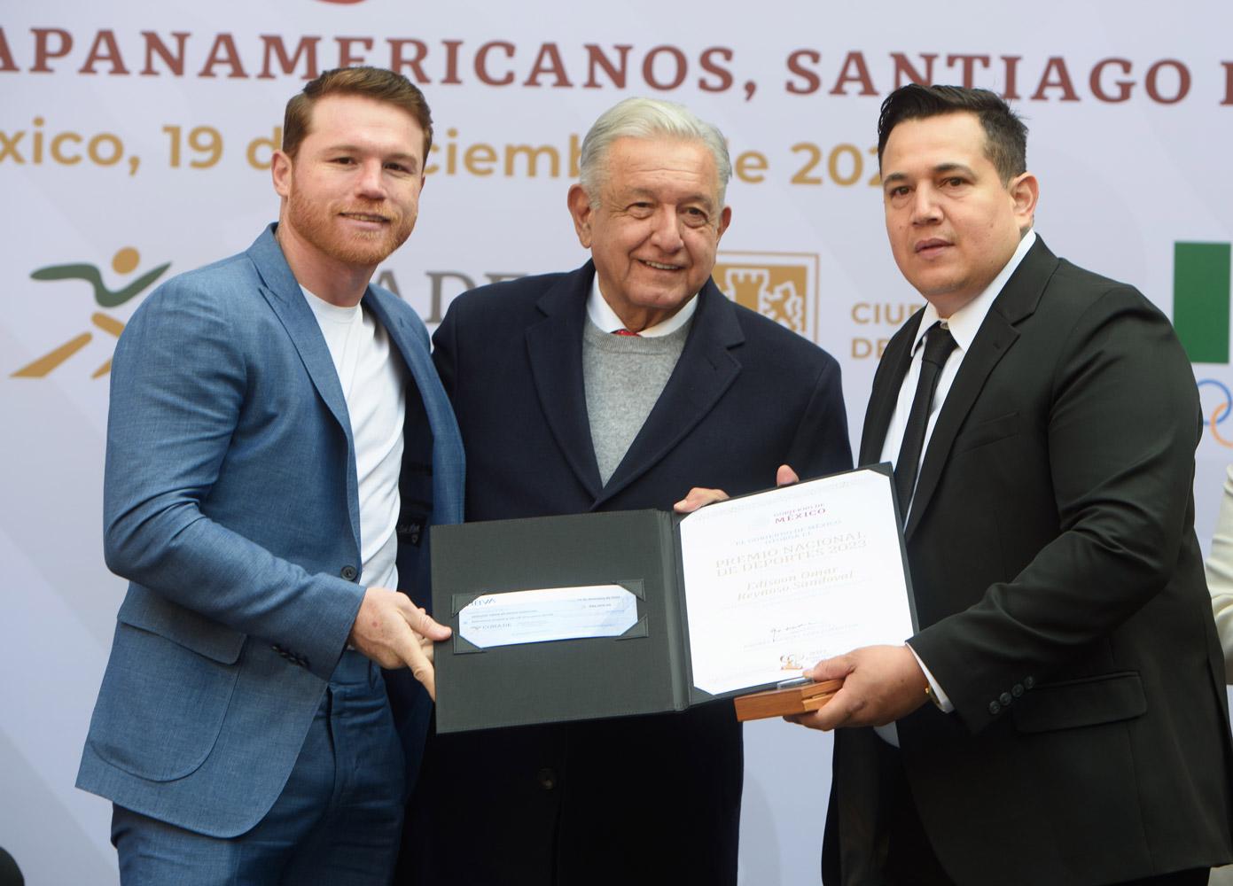 $!Eddy Reynoso se hizo del premio acompañado de su más grande pupilo, Saúl ‘Canelo’ Álvarez.