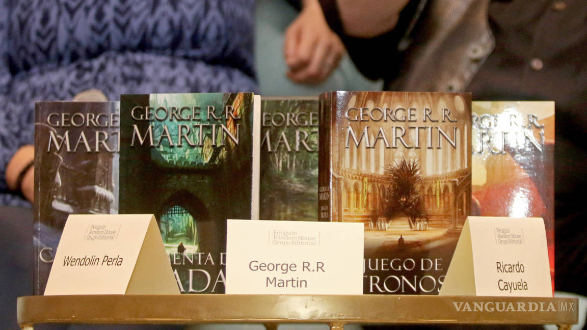 $!George R.R. Martin se sienta en el trono de Guadalajara