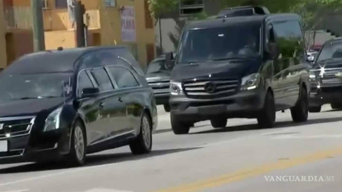 $!Solitario recibimiento a los restos de José José al llegar a homenaje en el auditorio de Miami