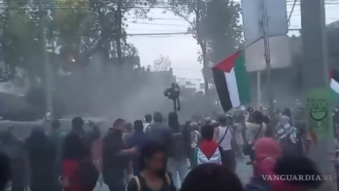 Bombas molotov dejan 6 policías heridos tras protesta pro-Palestina, en la Embajada de Israel en México