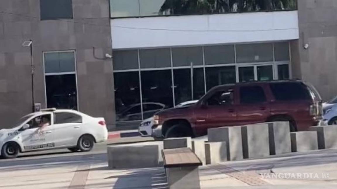 Supuesto policía estatal ebrio pierde control de su camioneta en plaza de Monclova