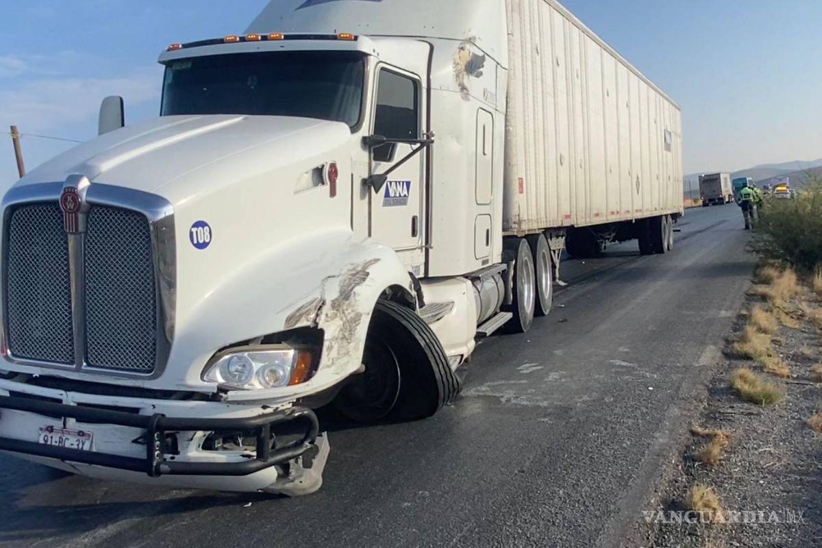 Trailero dormita e impacta autobús de pasajeros, en la carretera a Zacatecas; hay cinco lesionados