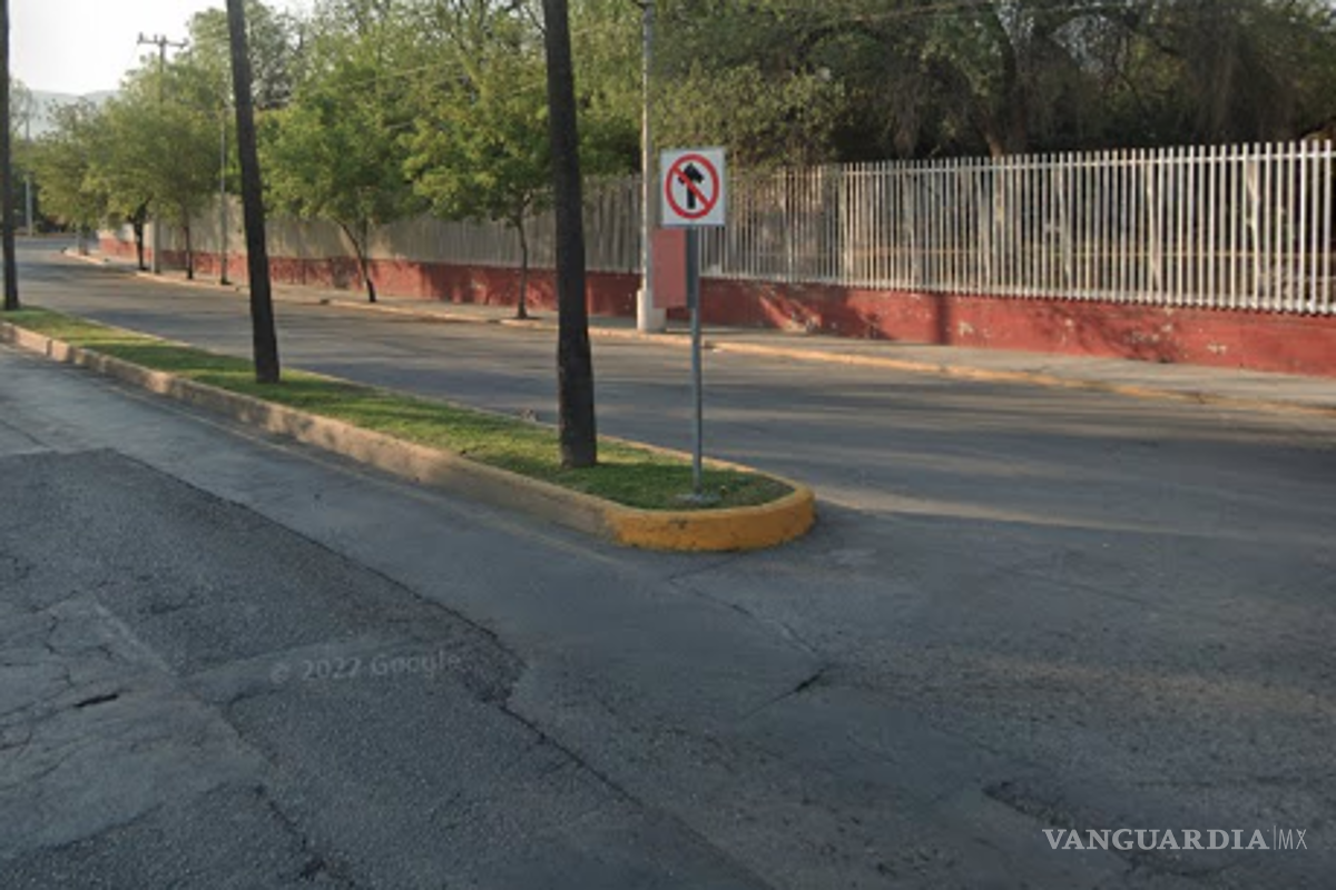 $!Quienes salen del estacionamiento cercano, no pueden tomar la vialidad en dirección de poniente a oriente.