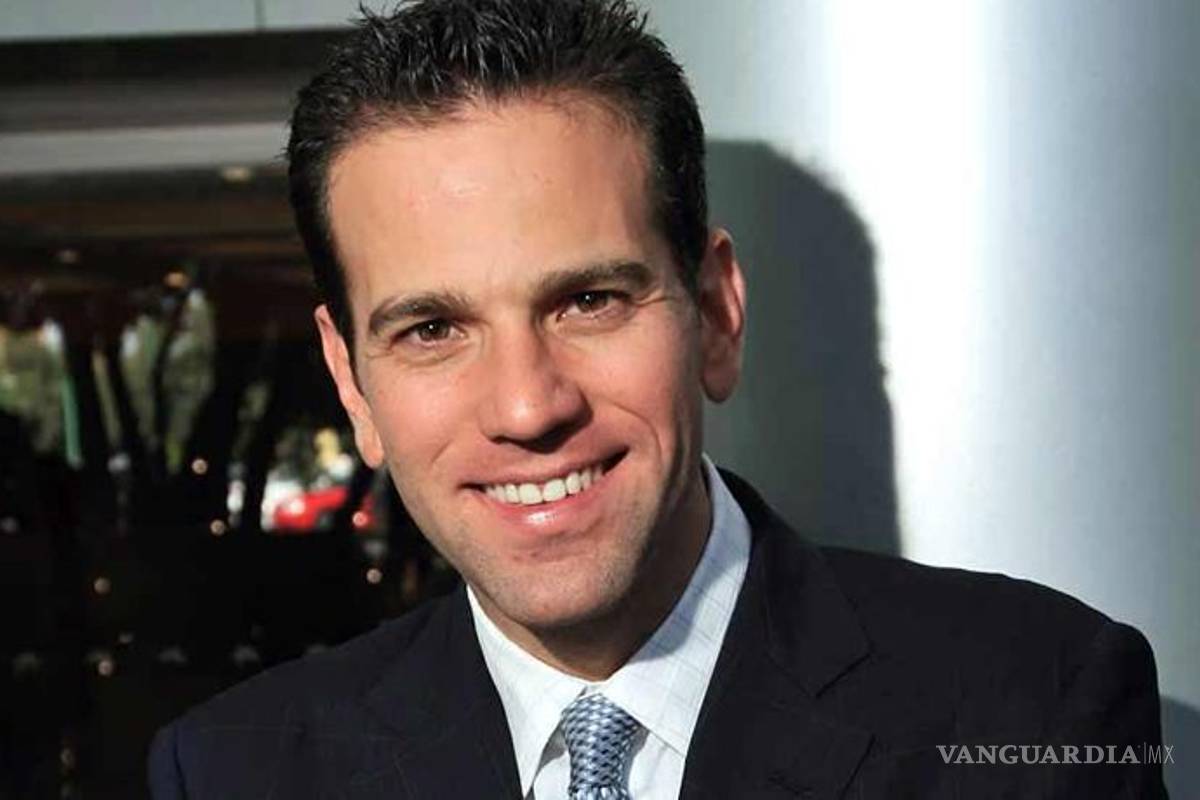 Por contestar a Carlos Loret de Mola en Twitter... joven maestro fue despedido del CEA de Televisa