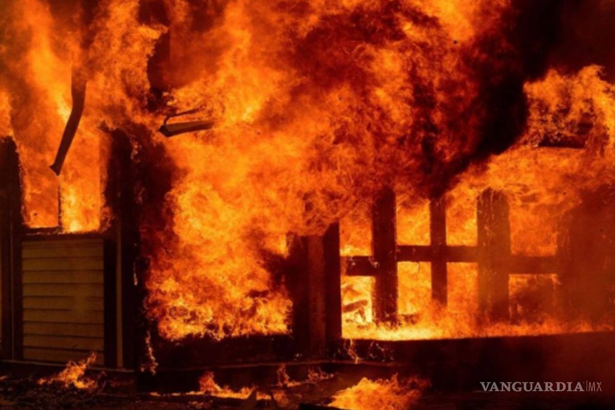 Mujer quemó su casa con su esposo adentro... por no ayudar en las labores de limpieza