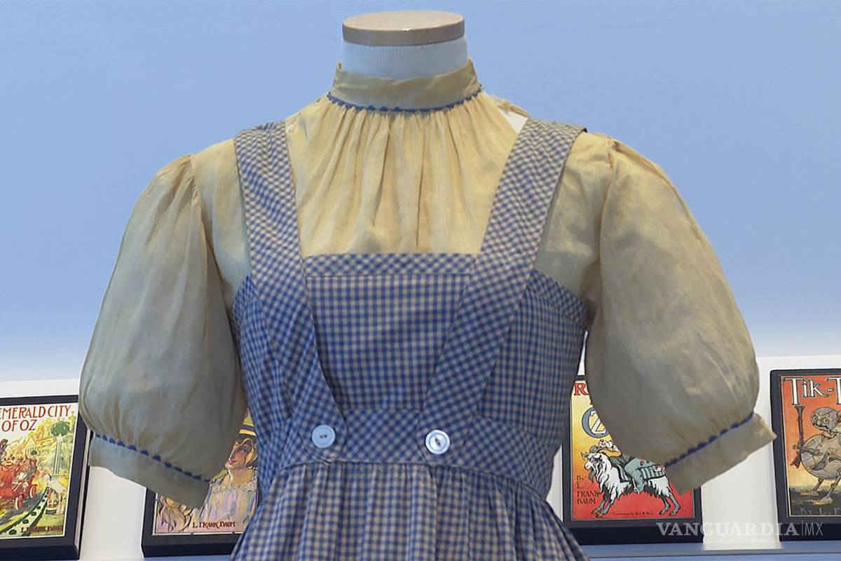 $!Uno de los vestidos más emblemáticos en la historia del cine estadounidense será subastado tras ser descubierto en una caja de zapatos.