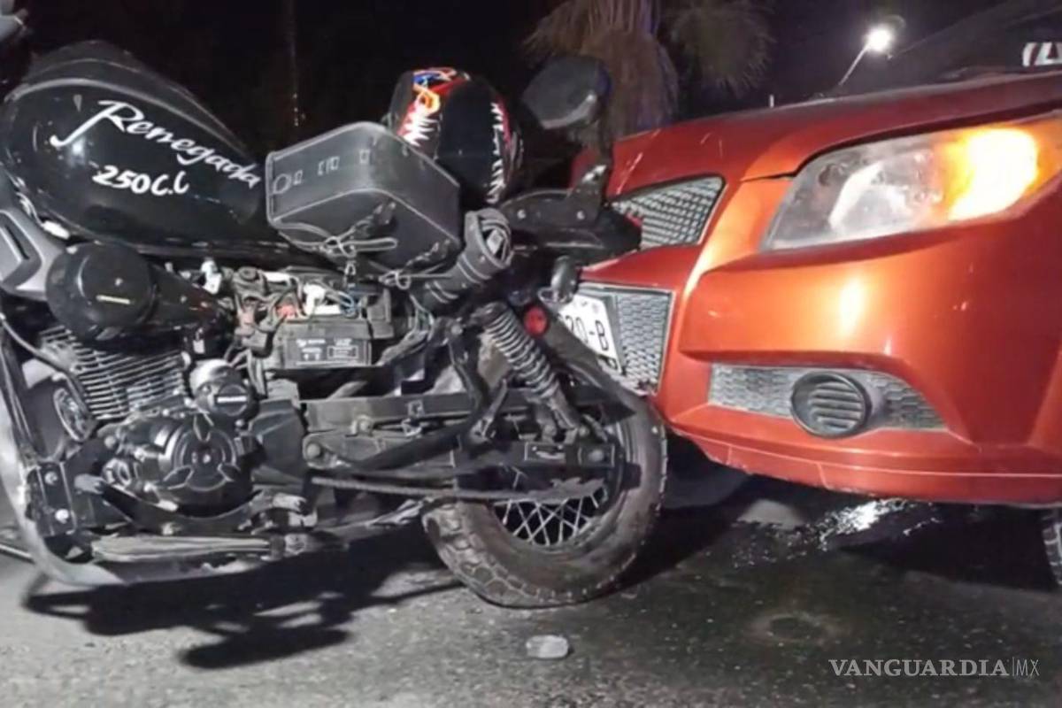 $!Paramédicos de la Cruz Roja atendieron al motociclista lesionado, quien fue trasladado a una clínica del IMSS para su valoración médica.