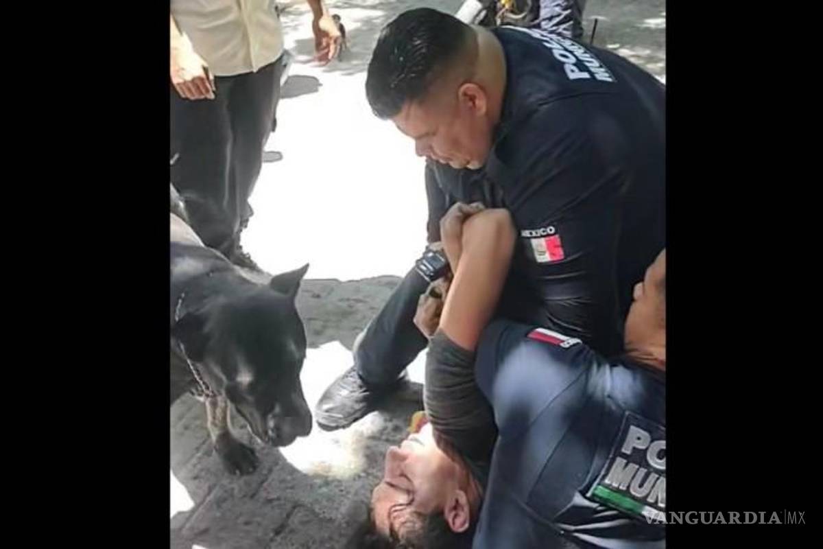 Con exceso de fuerza, policía de Torreón detiene a joven que paseaba a sus perros (video)
