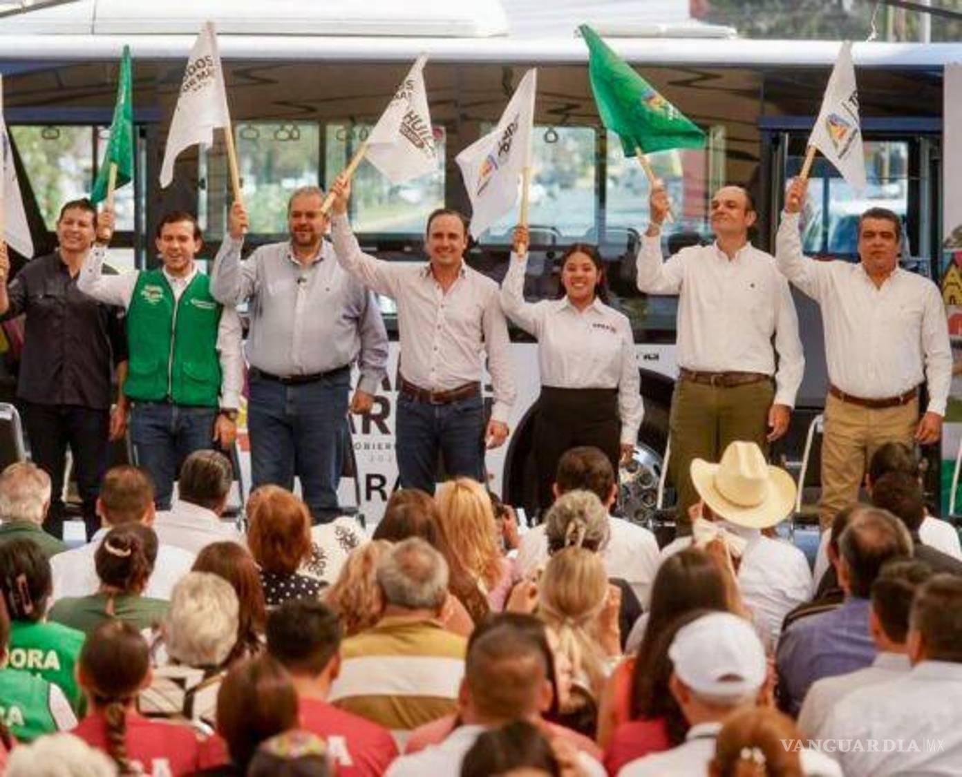 $!El gobernador Manolo Jiménez destacó a la Ruta Estudiantil como “el programa social más importante de este 2025”, durante una visita al municipio.