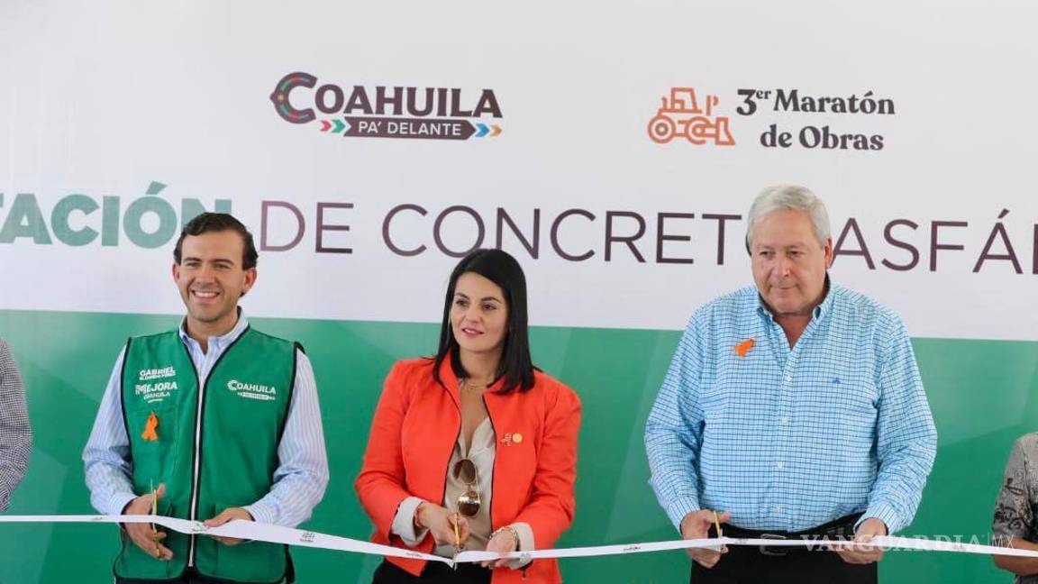 $!Durante la inauguración, el alcalde Chema Fraustro (segundo de der. a izq.) afirmó que en 3 años en Saltillo se han invertido 675 millones de pesos en obras.