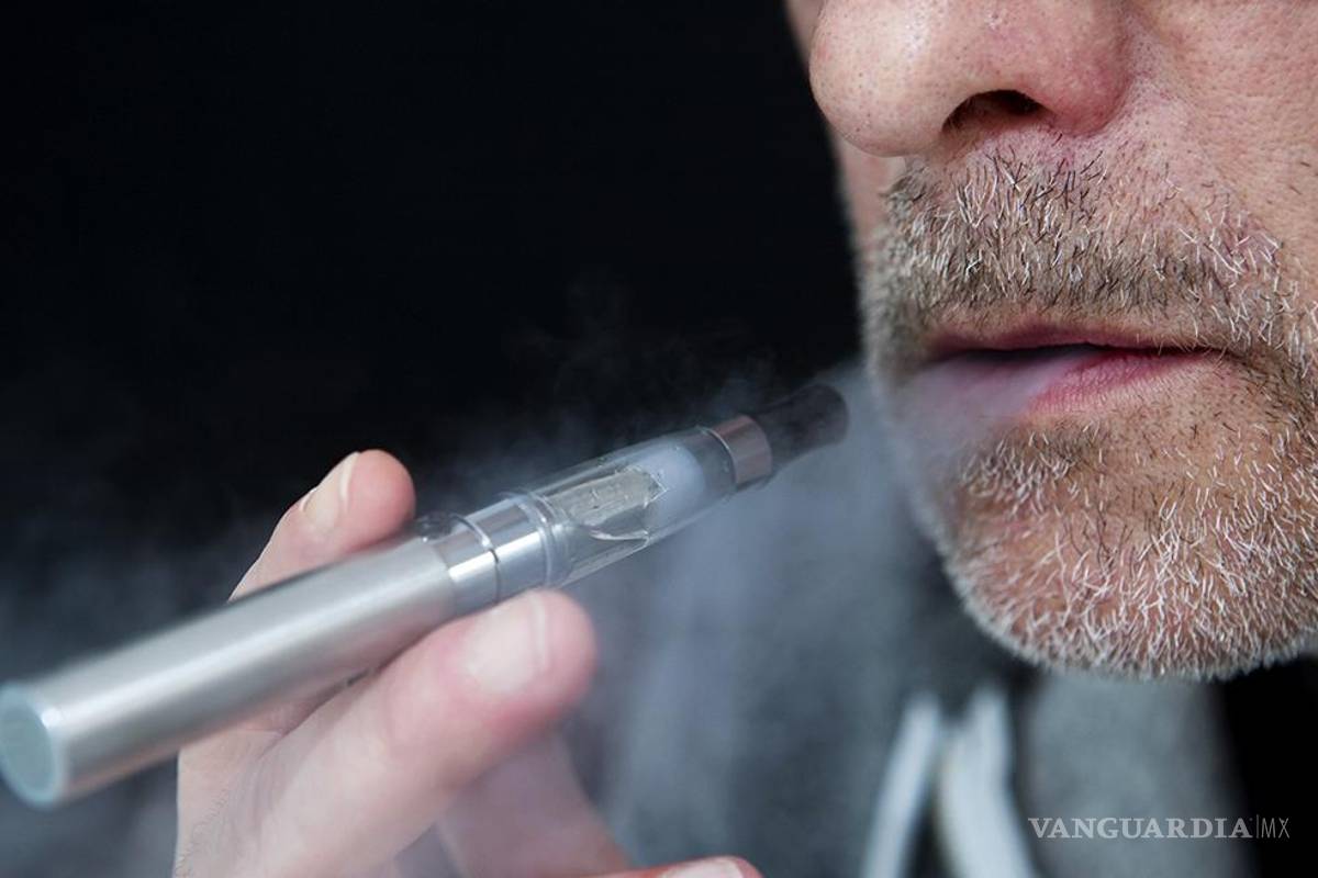 Prohibir vapeadores “impulsa venta de cigarros piratas”; comerciantes rechazan reforma de AMLO