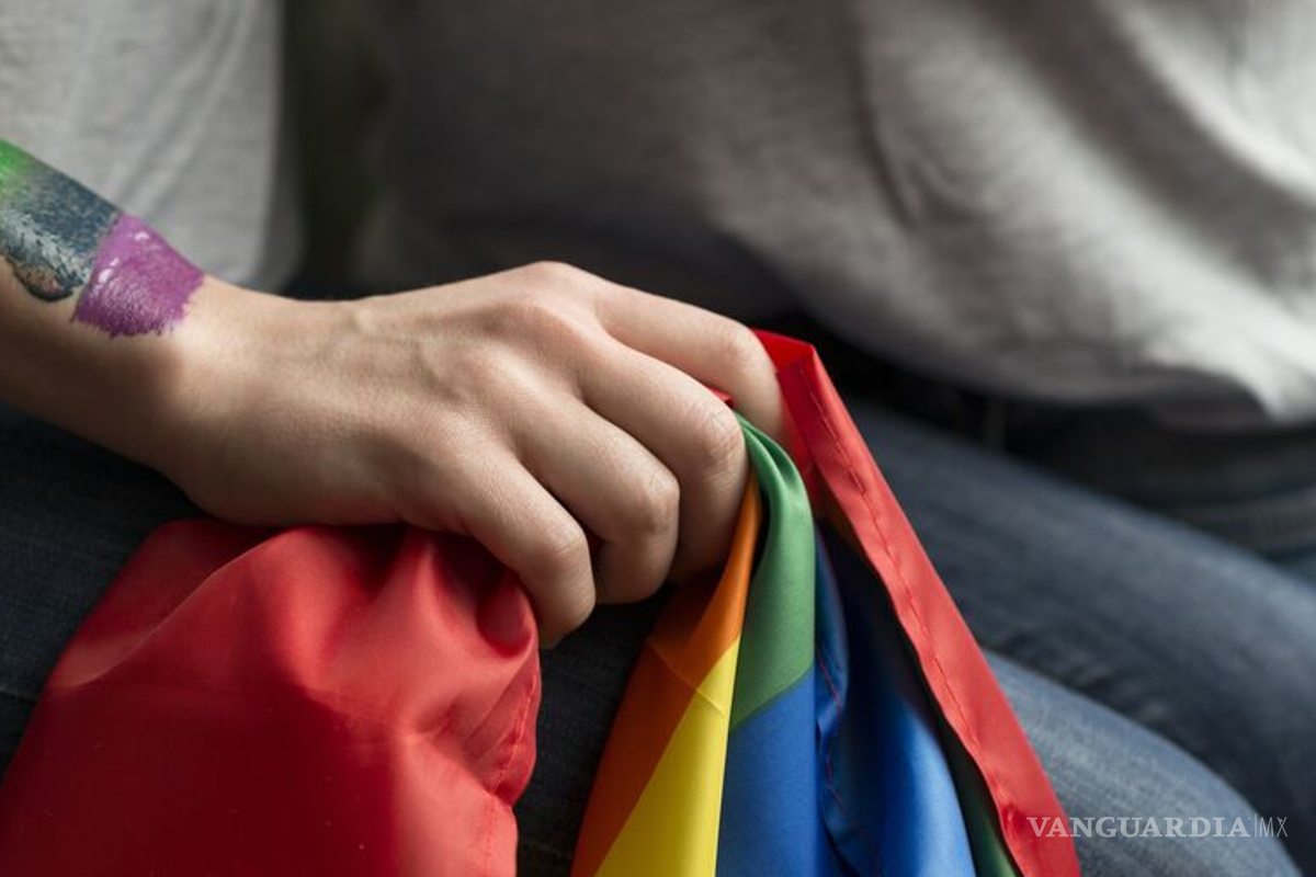 Avalan penas de cárcel para terapistas de conversión