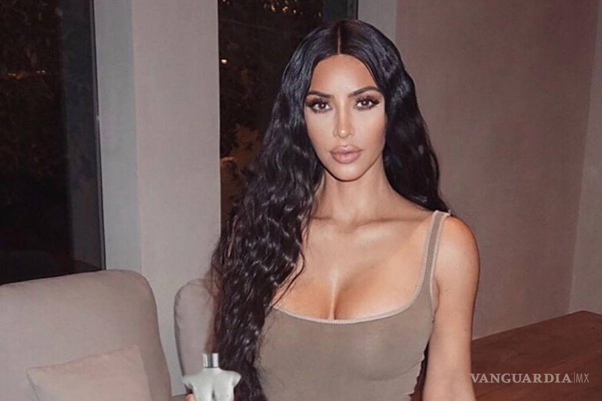 Kim Kardashian sorprende con modelo ex convicta para su nueva línea de ropa