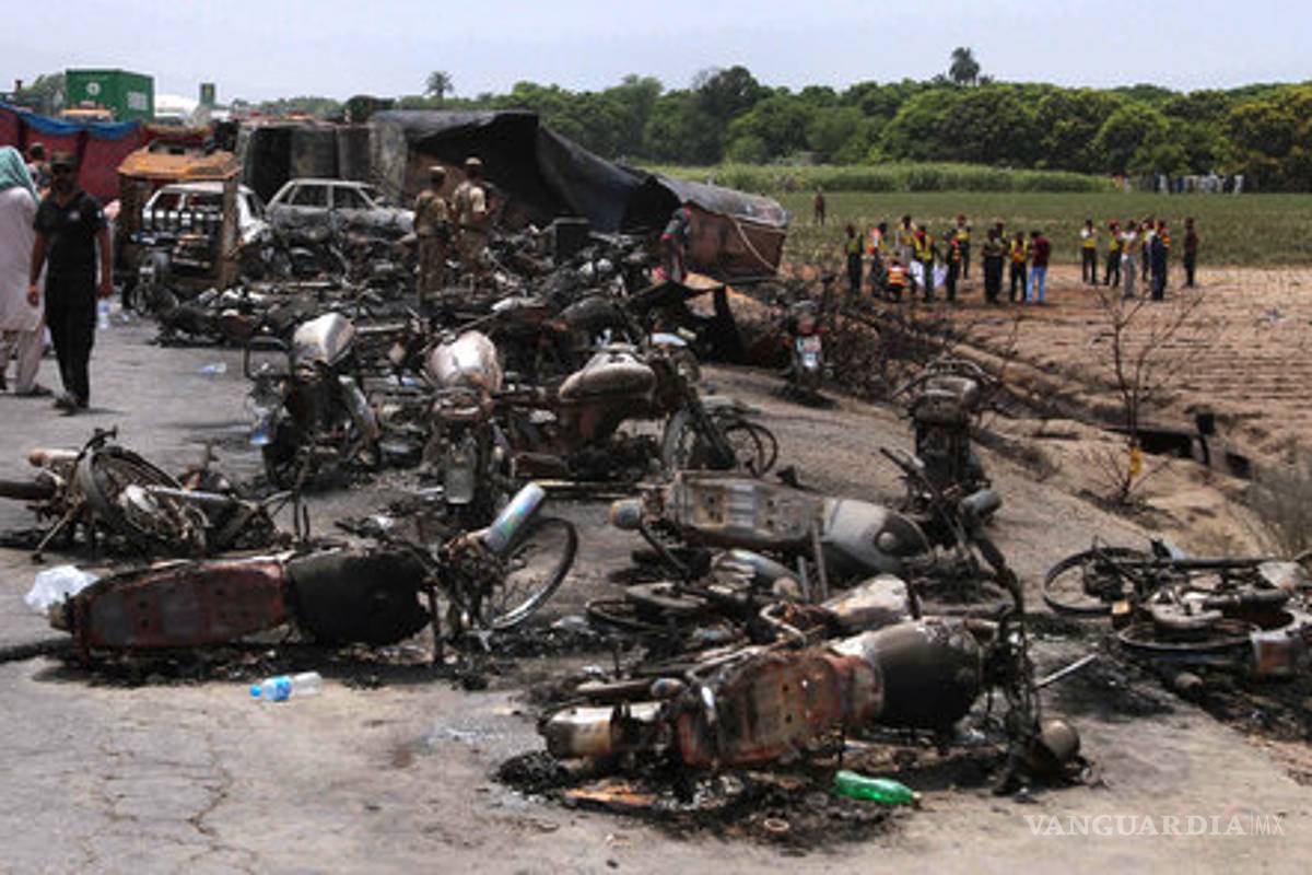 Más de 150 muertos por la explosión de camión cisterna en Pakistán