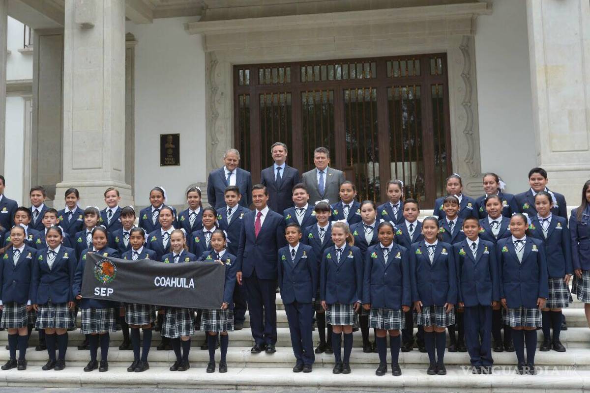 Visitan a Enrique Peña Nieto niños de Coahuila ganadores de la Olimpiada Nacional del Conocimiento