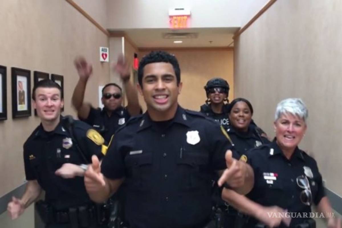 Policías de EU se hacen virales por una épica batalla de #Lypsinc