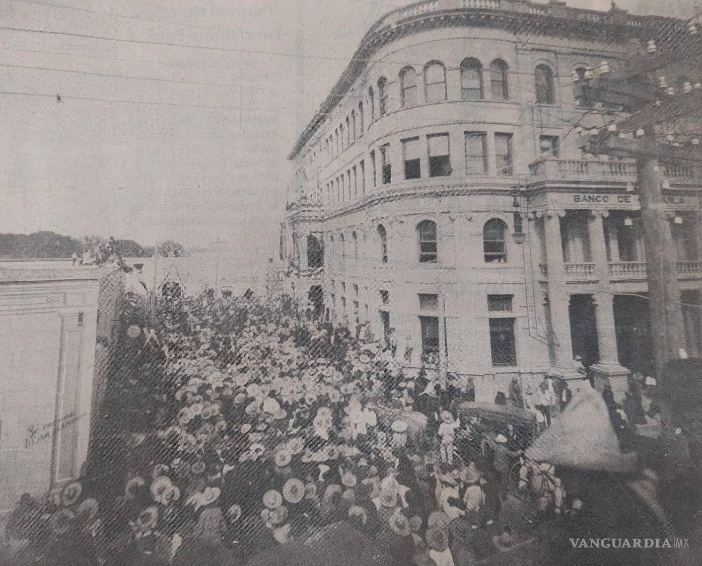 $!Personas abarrotan las calles céntricas de Saltillo para escuchar a Madero.